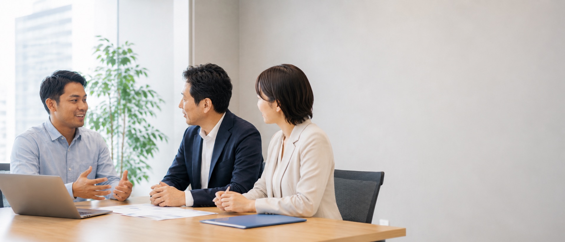 入社後の外国人スタッフと面談する様子
